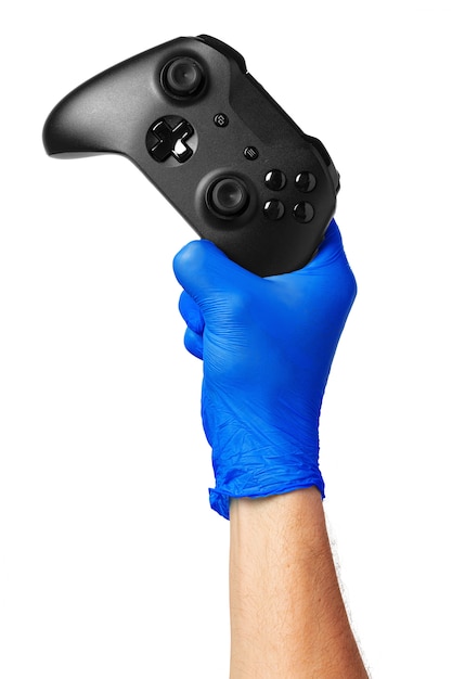 Videospielkonsolen-Controller in Spielerhandschuhen. Spiele während der Isolation zu Hause, Coronavirus