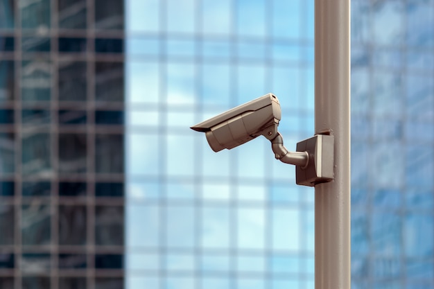 Videoüberwachungskamera gegen Glasbildfassade