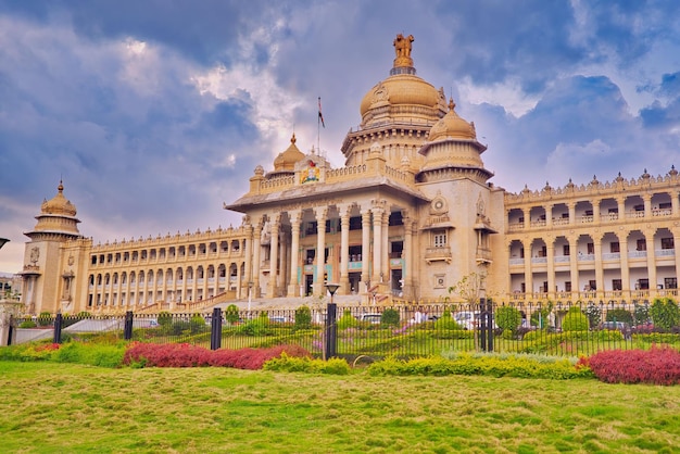 Vidhana Soudha en la ciudad de Bangalore