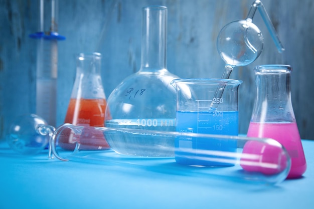 Vidraria científica com líquido colorido no laboratório de química