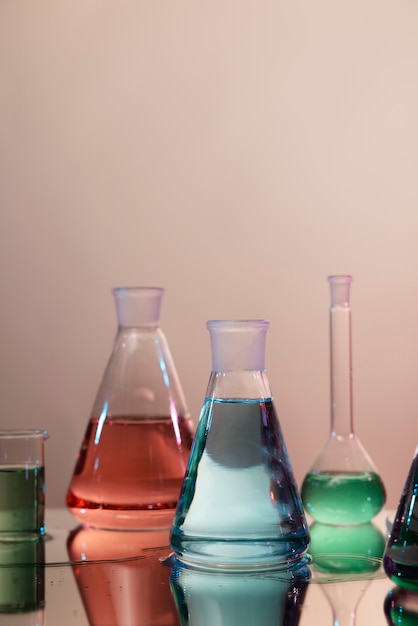Vidraria de laboratório contendo variedade de líquidos coloridos