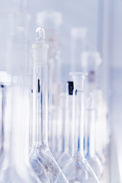 Vidraria de laboratório, tubos de ensaio e frascos para experimentos e descobertas científicas. equipamento de laboratório