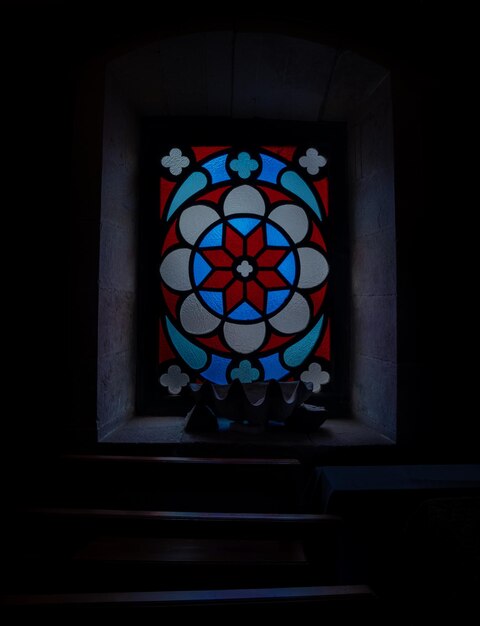 Vidriera tenuemente iluminada de una iglesia