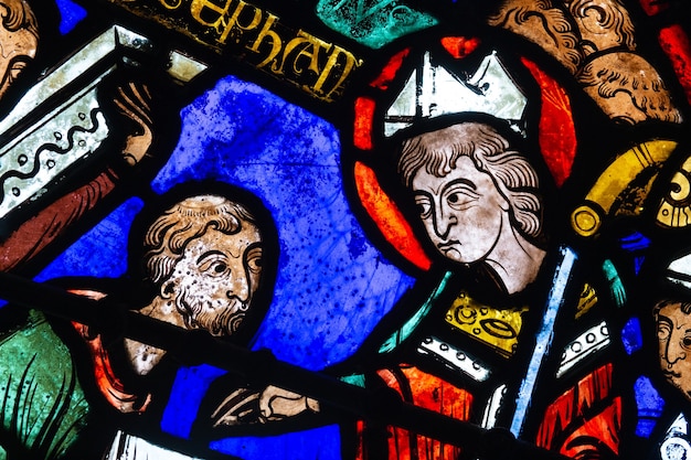 Foto las vidrieras de la catedral de bourges la invención de las reliquias de san esteban detalle