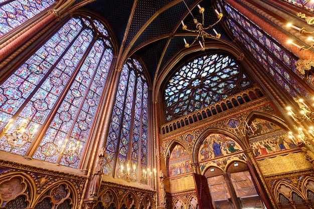 Vidrieras dentro de la Sainte Chapelle, una capilla medieval real en París