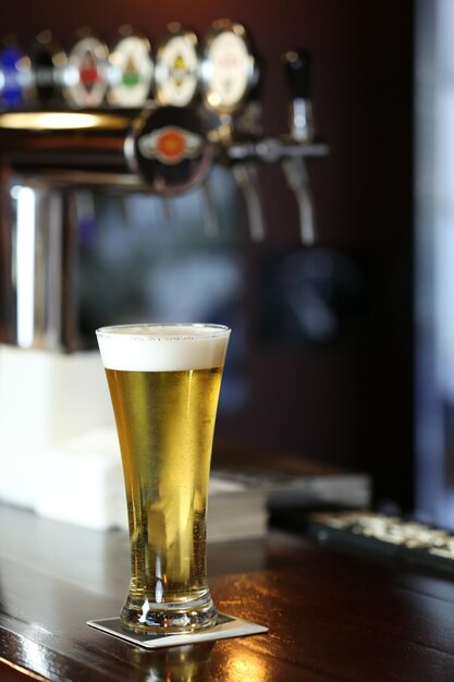 Vidrio de cerveza fría en la barra o el escritorio del pub