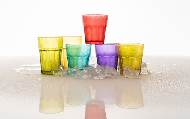Foto vidrio colorido con agua fría y hielo