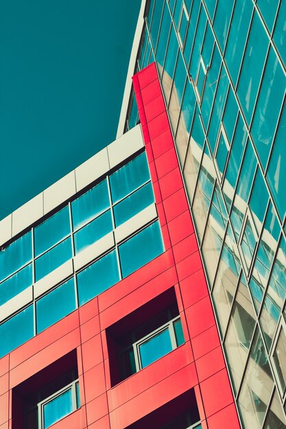 Vidrio del edificio moderno con filtro de reflexión