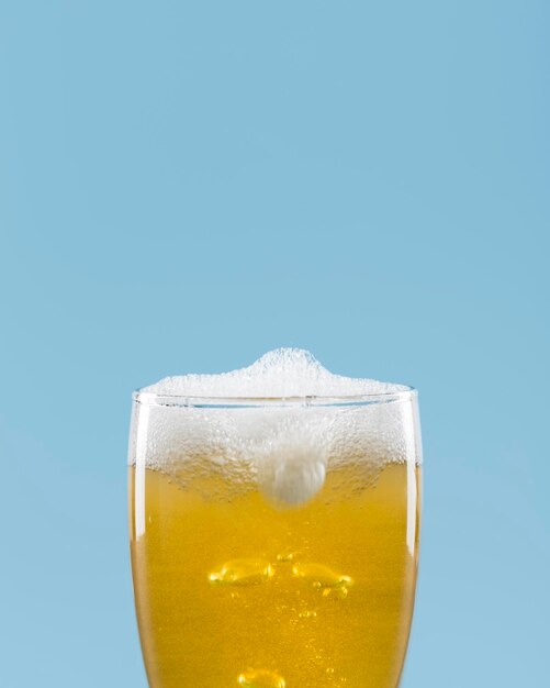 vidrio con espuma de cerveza