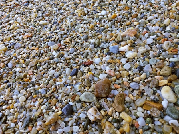 Vidrio de mar en la playa mediterránea en Grecia