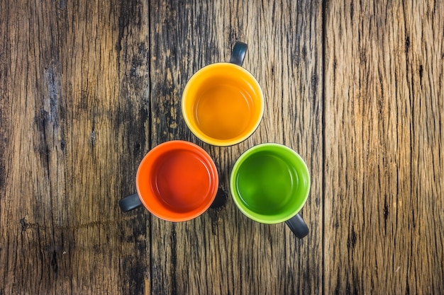 Vidrio multicolor en la mesa de madera vieja