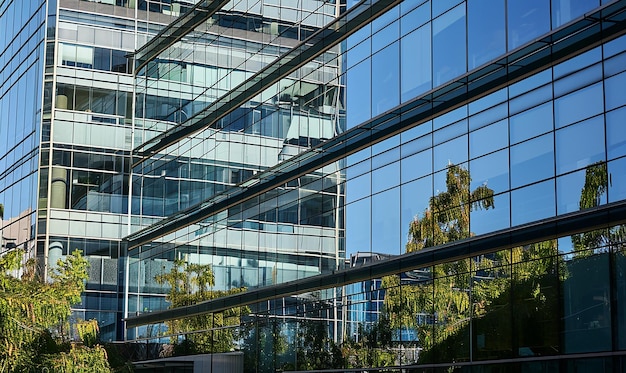 Vidrio reflectante en el exterior de un edificio de oficinas