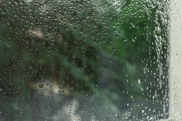 Vidrio de ventana con gotas de agua como primer plano de fondo