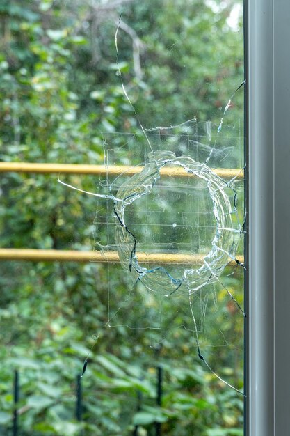 El vidrio de la ventana roto por una piedra en una casa