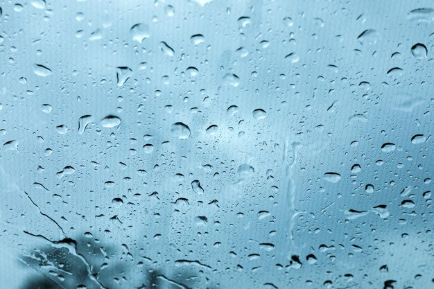 Vidrio de ventana con vista de cerca de gotas de agua