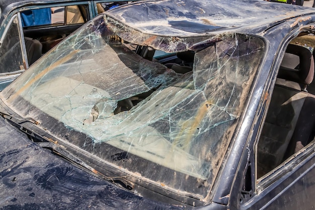 Vidrios rotos del auto después de un accidente