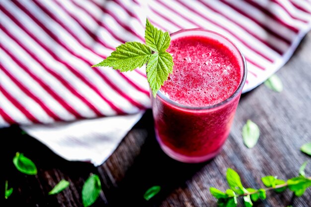 Vidro adornado com smoothie de morango