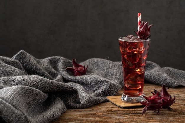 Vidro claro de Roselle com fruta fresca roselle na receita de Ásia de mesa de madeira