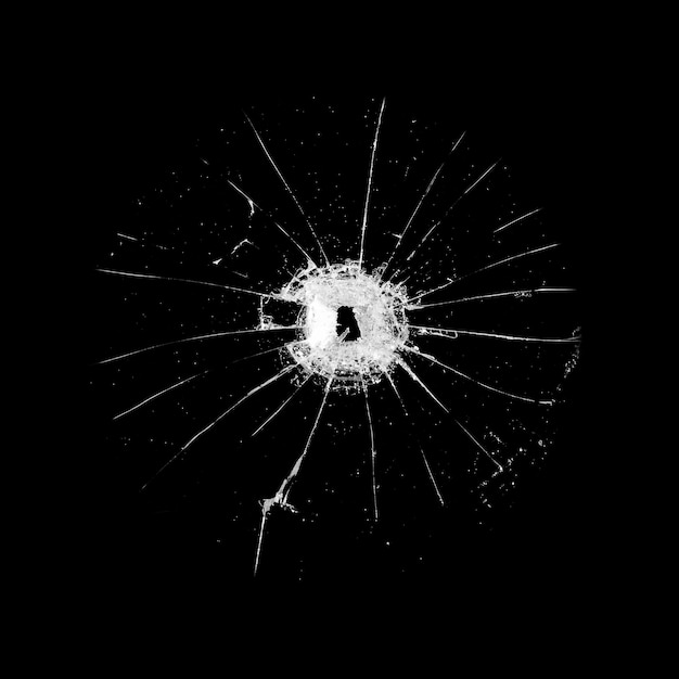 Foto vidro com um furo e rachaduras isoladas em um fundo preto