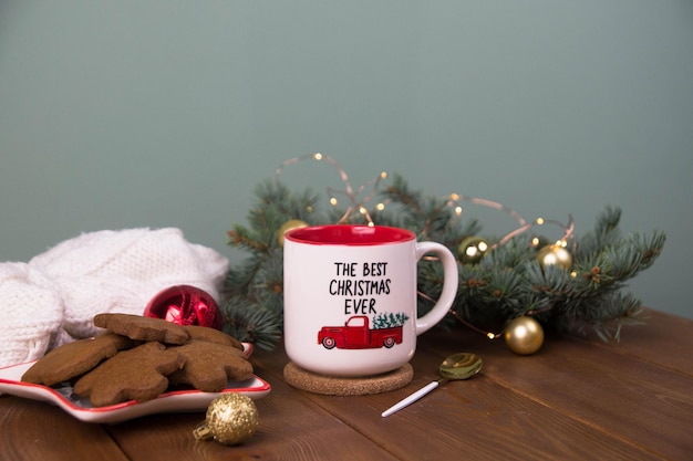 Vidro de conceito de Natal de prato de chá de biscoitos ramos de abeto com brinquedos em madeira