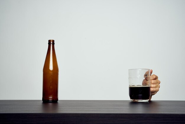Foto vidro de garrafa na mesa contra fundo branco