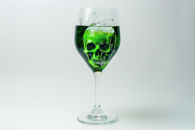 Vidro de vinho envenenado com cubo de gelo em forma de crânio em fundo branco