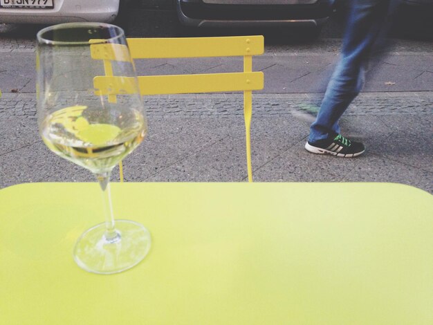 Foto vidro de vinho na mesa