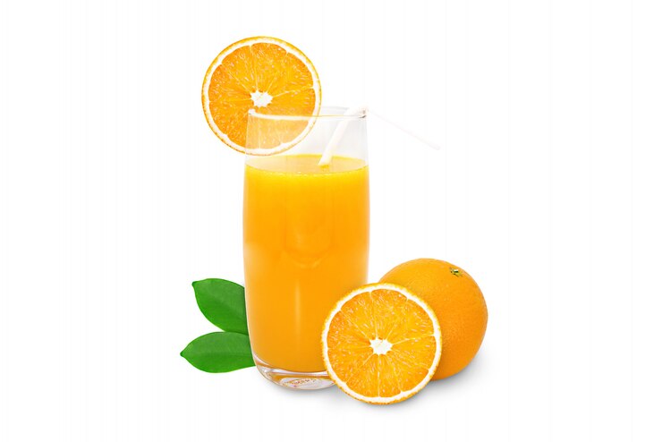 Vidro do isolado 100% do suco de laranja no fundo branco.