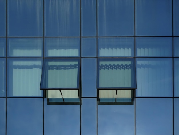 Vidro moderno com duas janelas abertas vista de baixo