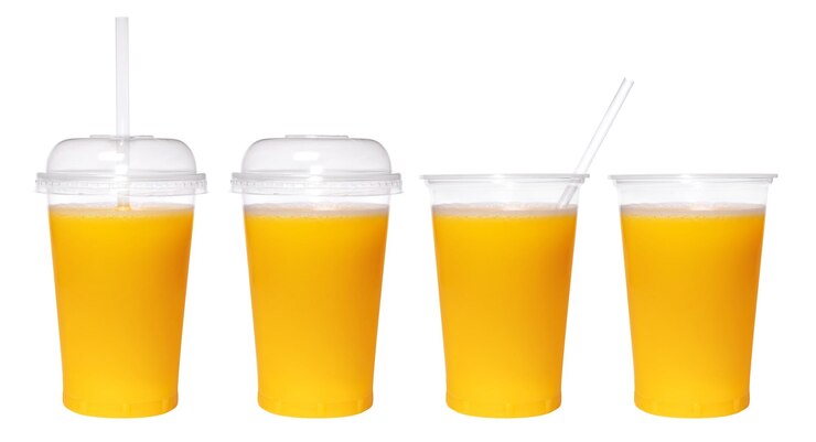 Foto vidro transparente com suco de laranja fresco isolado no fundo branco