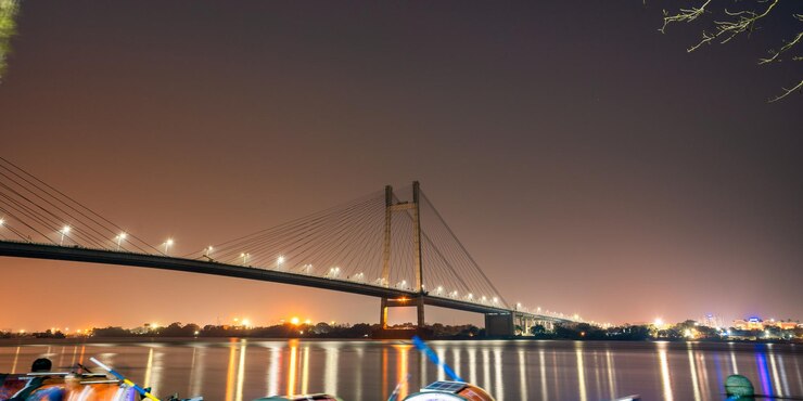 Vidyasagar Setu es el puente atirantado más largo ubicado en Calcuta, Bengala Occidental, India