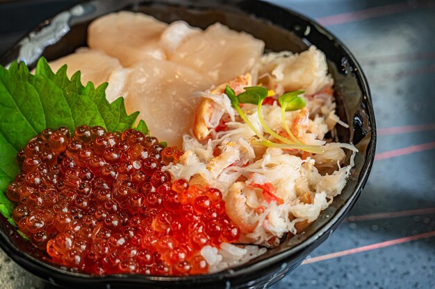 Vieira de caranguejo de especialidade de Hokkaido e tigela de frutos do mar de ovas de salmão