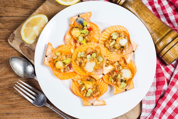 Vieiras al horno con mantequilla de ajo.