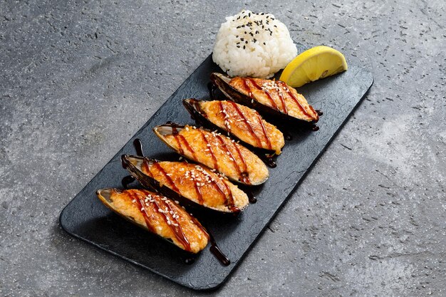 Vieiras al horno en plato de piedra