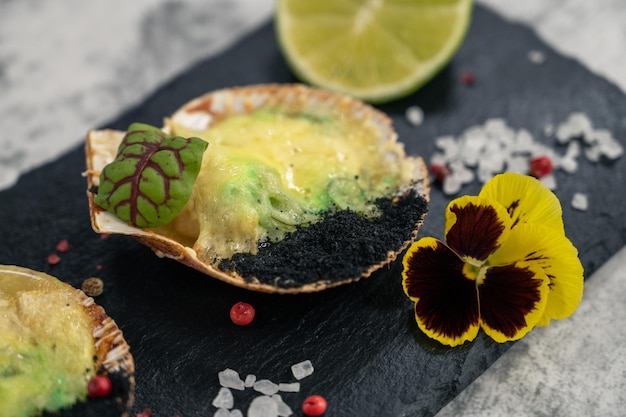 Foto vieiras assadas de delicadeza com especiarias de queijo e algas chuka