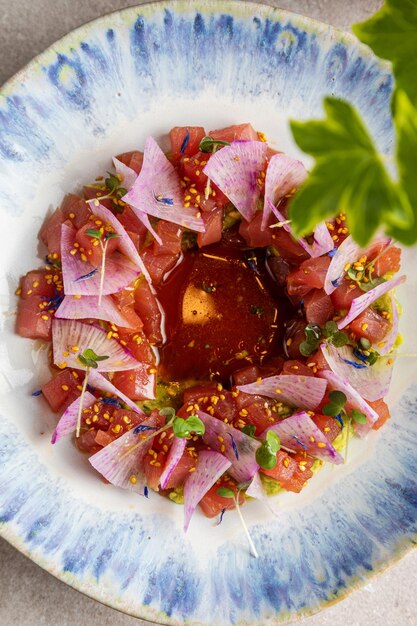 Vieiras grelhadas com salsa limão doce com Ceviche Camarão tostada em fundo de pêssego