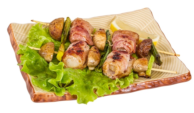 Vieiras a la parrilla envueltas en tocino con champiñones y tocino