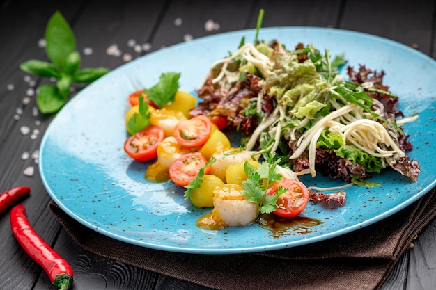 Vieiras a la plancha con lechuga y tomate