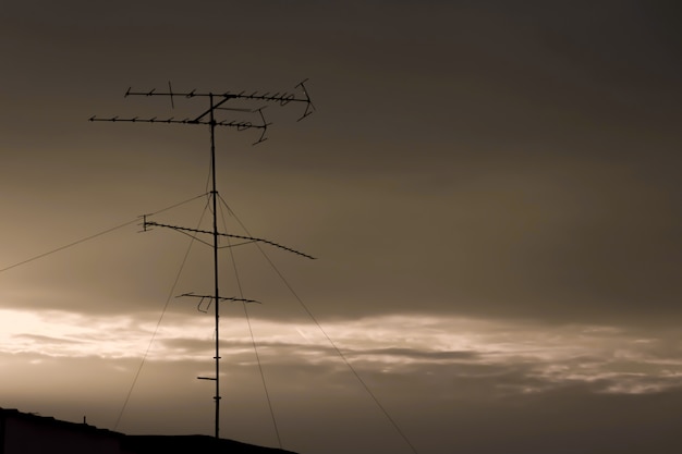 Foto una vieja antena en el techo.