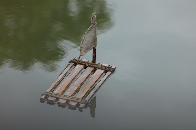 vieja balsa de madera flotando en el agua