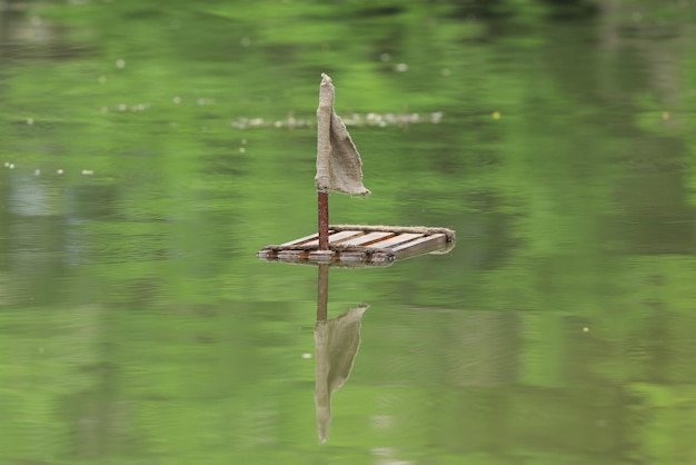 vieja balsa de madera flotando en el agua