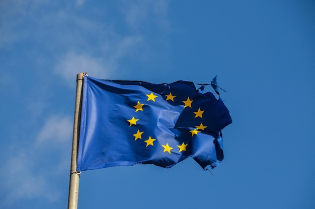 Vieja bandera europea en un cielo azul