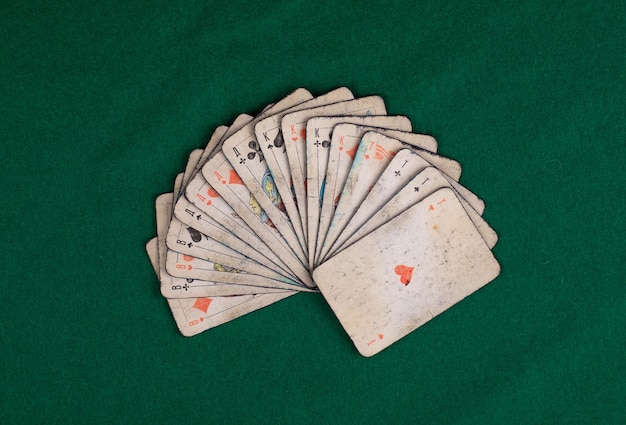 vieja baraja de cartas en la mesa verde