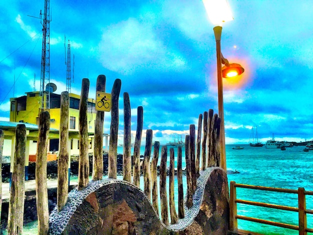 Foto vieja barandilla de madera por el mar contra el cielo nublado