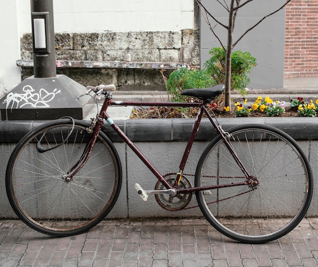 Vieja bicicleta marrón oxidada