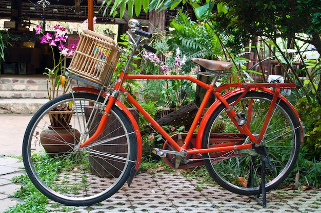 Vieja bicicleta roja