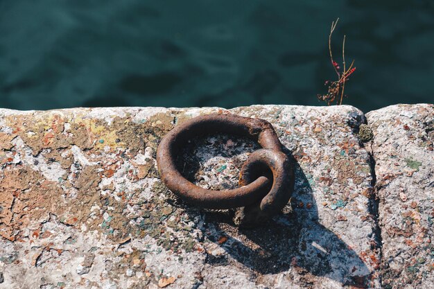 vieja cadena marrón en el puerto