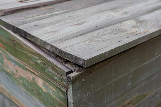 Vieja caja grande en mal estado Caja gastada con tapa