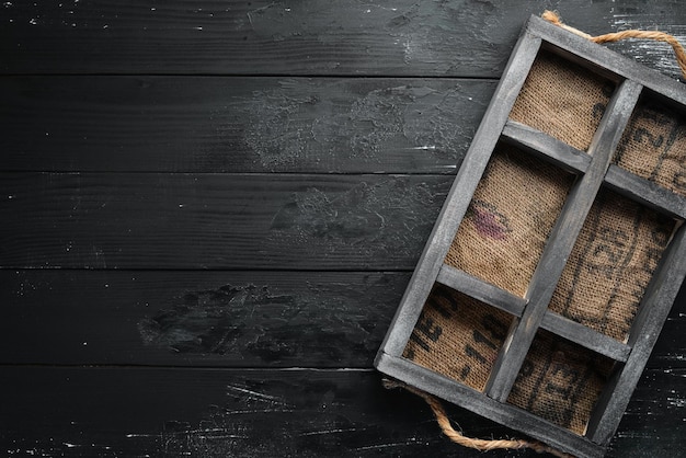 Vieja caja de madera sobre fondo de madera Vista superior Espacio de copia libre