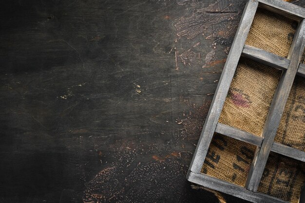 Vieja caja de madera sobre fondo de madera Vista superior Espacio de copia libre